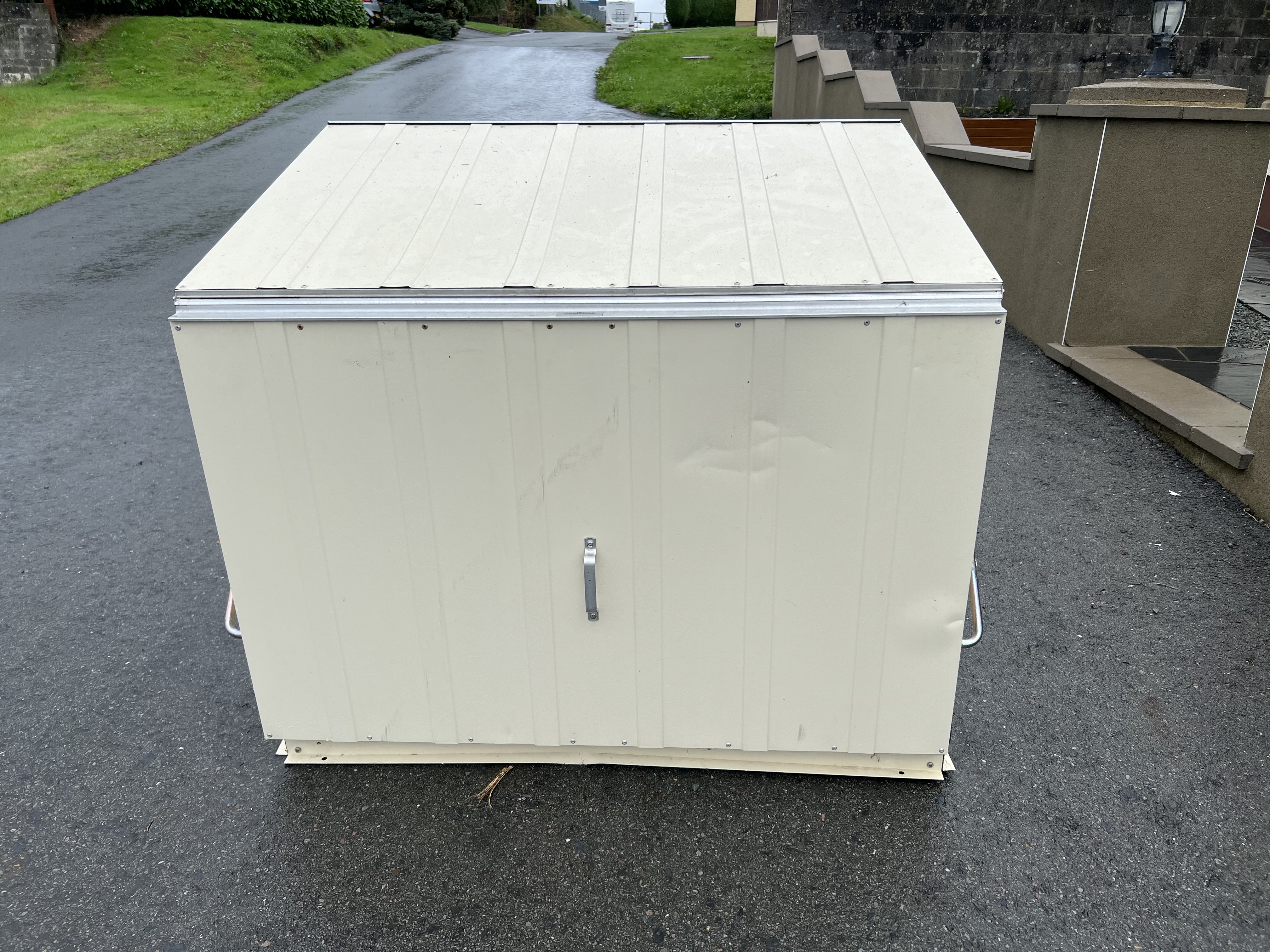 Cream shed For Sale Thumb